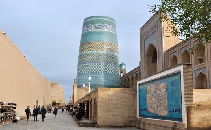 Минарет Кальта-Минор в Хиве — история, экскурсии, цены и режим работы (2026)