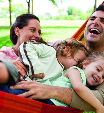 Ота-оналар болалар билан қаерда дам олишлари мумкин ва болалар ота-оналарсиз қаерда таътил ўтказиши мумкин?