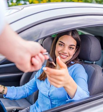 Чет элда машина ижараси: нималарга эътибор бериш керак?