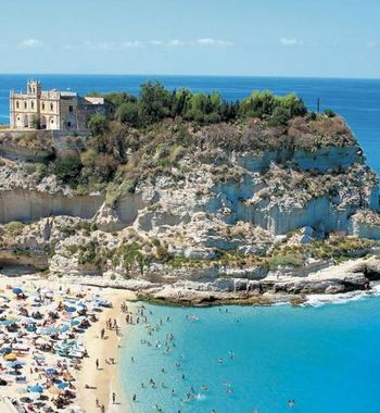 Италияда соҳилда дам олиш — Ўрта Ер денгизи соҳилларидаги жаннат